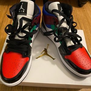 Woman’s 8.5 never worn Jordan 1 mid